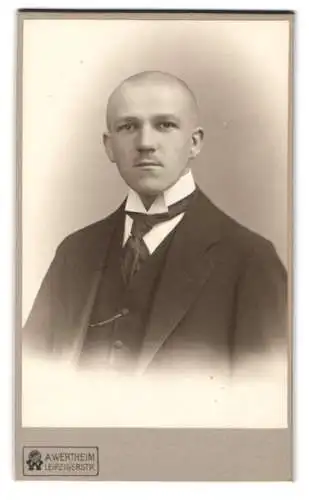 Fotografie A. Wertheim, Berlin, Leipzigerstr., Porträt eines jungen Mannes