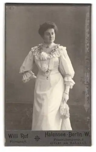 Fotografie Willi Ruf, Halensee-Berlin, Friedrichsruherstr. 7, Portrait einer Dame in eleganter Kleidung