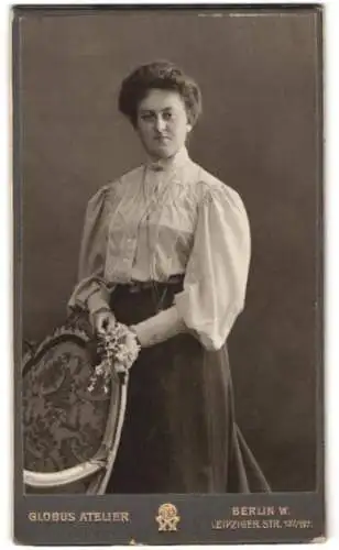 Fotografie Globus Atelier, Berlin, Leipziger Str. 132/137, Dame mit elegantem Kleid