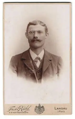 Fotografie Fritz Rühl, Landau i. Pfalz, Waffenstrasse, Porträt eines Mannes