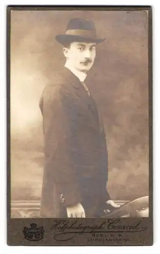 Fotografie Conrad, Berlin, Leipzigerstr. 121, Porträt eines eleganten Herrn
