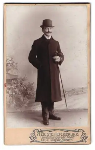 Fotografie H. Besteher, Berlin, Landsbergerstr. 46/47, Eleganter Herr mit Spazierstock
