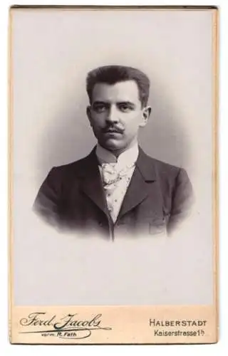 Fotografie Ferd. Jacobs, Halberstadt, Kaiserstrasse 1h, Porträt eines ernst blickenden Mannes