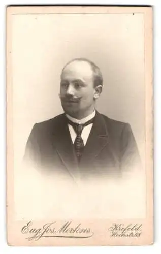Fotografie Eug. Jos. Mertens, Krefeld, Hochstr. 68, Porträt eines eleganten Herren