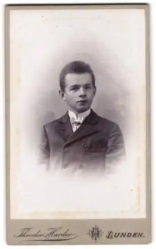 Fotografie Theodor Harder, Lunden, Jugendlicher im Anzug