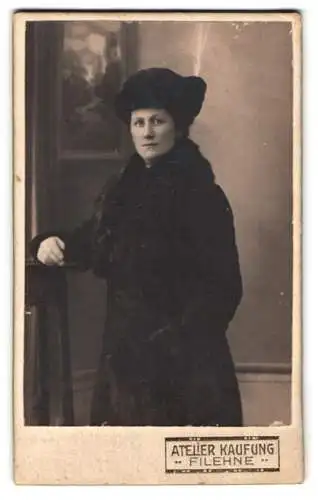 Fotografie Atelier Kaufung, Filehne, Elegante Dame mit Hut