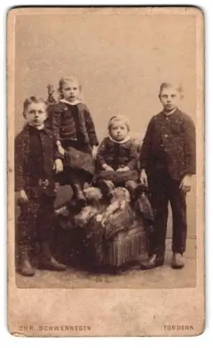 Fotografie Chr. Schwennesen, Tondern, Westerstr. 4, Kindergruppe mit vier Kindern
