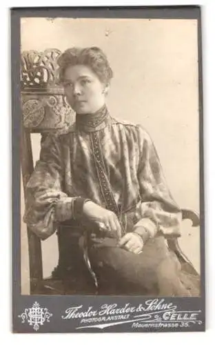 Fotografie Theodor Harder & Söhne, Celle, Mauernstrasse 35, Porträt einer jungen Frau
