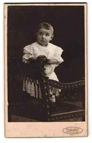Fotografie Hugo Paulsen, Magdeburg, Alte Ulrichstr. 18, Kind im Stuhl