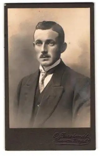 Fotografie O. Gerstandt, Husum, Portrait eines eleganten Herrn