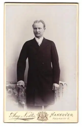 Fotografie Aug. Nolte, Hannover, Holzmarkt 6, Porträt eines eleganten Herrn