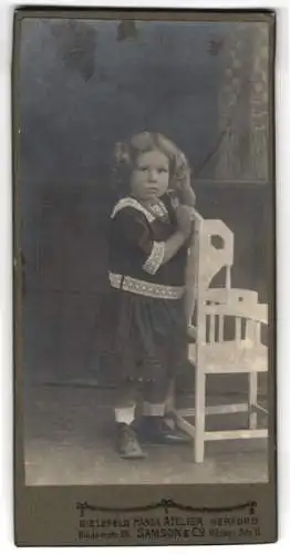Fotografie Samson & Co., Bielefeld, Niedernstr. 26, Kleinkind mit Stuhl