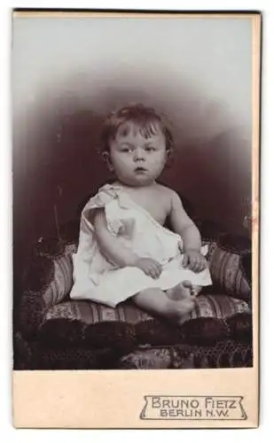 Fotografie Bruno Fietz, Berlin, Wilsnackerstr. 9, Porträt eines Kleinkinds auf einem Sessel