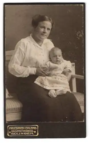 Fotografie Friedrich Ehlers, Solingen, Kaiserstrasse 45, Mutter mit Kind auf Sitzbank