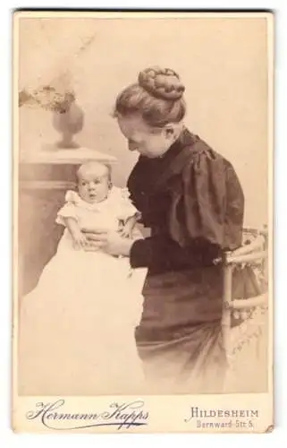 Fotografie Hermann Kapps, Hildesheim, Bernwardstrasse 5, Mutter mit Kind