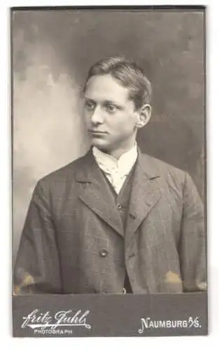 Fotografie Fritz Juhl, Naumburg a. S., Wenzelspromenade 6, Porträt eines jungen Mannes
