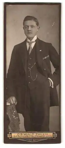 Fotografie Oswald Thiem, Spremberg /N. L., Eleganter junger Mann im Anzug