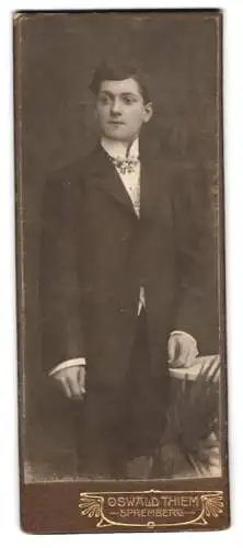 Fotografie Oswald Thiem, Spremberg, Eleganter junger Mann im Anzug