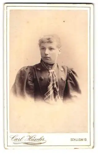 Fotografie Carl Hüseler, Schleswig, Stadtweg 147, Porträt einer Frau mit dekorativem Kragen