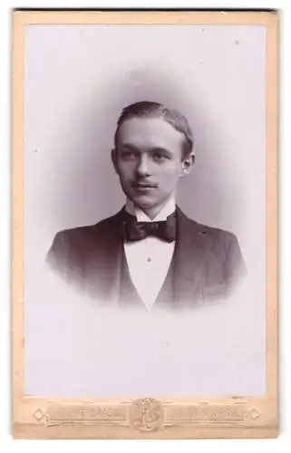 Fotografie Friedr. Baasch, Eckernförde, Nicolaistr. 47, Porträt eines jungen Mannes