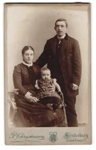 Fotografie P. Christensen, Sonderburg, Grosse Strasse 31, Familienportrait mit Kleinkind