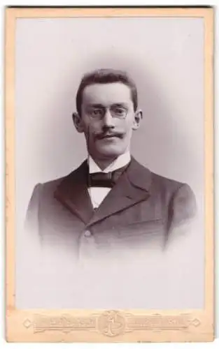 Fotografie Friedr. Baasch, Eckernförde, Nicolaistr. 47, Portrait eines Mannes mit Brille