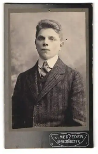 Fotografie J. Merzeder, Kremsmünster, Hauptstrasse 65, Porträt eines jungen Mannes