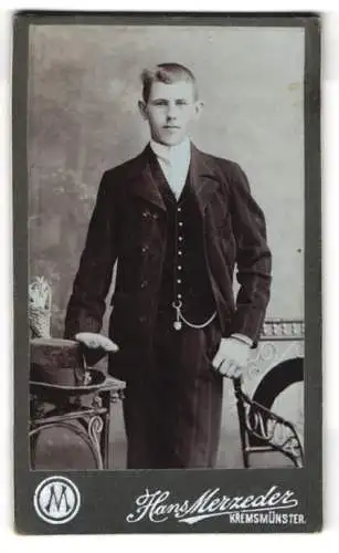 Fotografie Hans Merzeder, Kremsmünster, Hauptstrasse 65, Eleganter junger Mann im Anzug