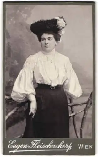 Fotografie Eugen Fleischacker, Wien, Dreihufeisengasse 11, Porträt einer Dame mit elegantem Hut