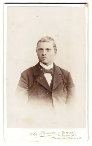 Fotografie Chr. Hansen, Schleswig, Am Damm 101, Porträt eines jungen Mannes