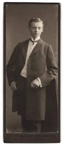 Fotografie Eduard Wolleschak, Naumburg a. S., Vornehmer junger Mann im Anzug