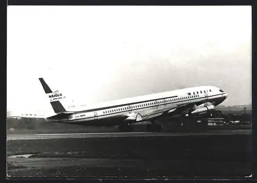 Fotografie Flugzeug Boeing 707, Passagierjet Wardair, Kennung CF-FIN