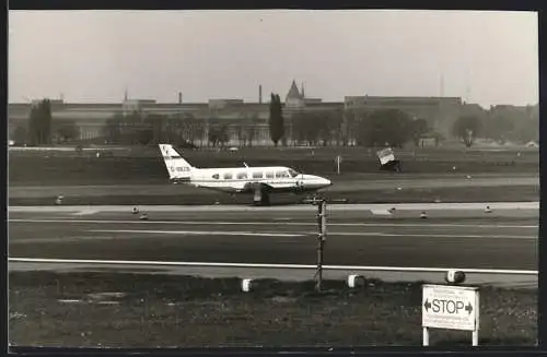 Fotografie Hasse, Berlin, Ansicht Berlin-Tempelhof, Flugzeug Niederdecker auf dem Runway, Kennung G-BBZB