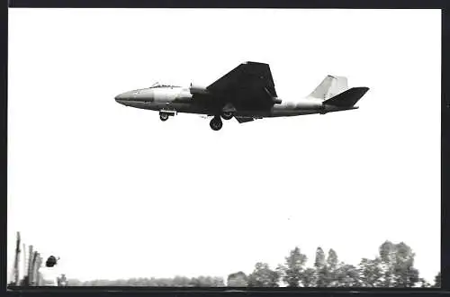 Fotografie Flugzeug Militärjet Zweistrahliger Niederdecker Kennung XHI76