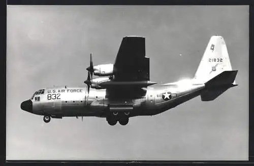 Fotografie Flugzeug Lockheed C-130 Hercules Nr. 825 der USAF Kennung 21832