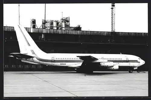 Fotografie unbekannter Fotograf, Ansicht Berlin-Tempelhof, Flugzeug Boeing 707 Kennung N302AS
