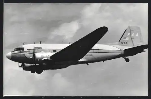 Fotografie Flugzeug Douglas DC-3 der FAA Kennung N74