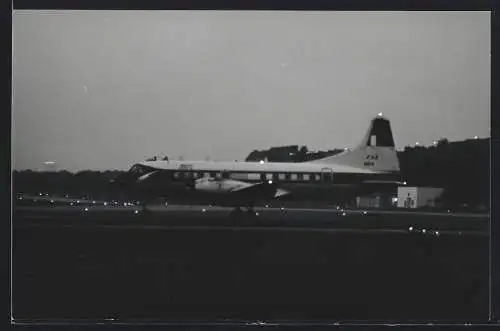 Fotografie Flugzeug der FAA Kennung N94 bei Nacht auf einem Flughafen