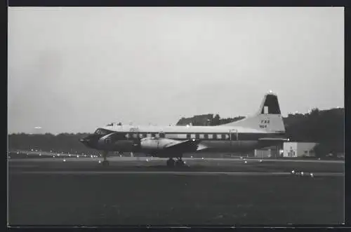 Fotografie Flugzeug der FAA Kennung N94 abends auf einem Flughafen