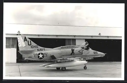 Fotografie Flugzeug Douglas A4, Kampfjet der US-Navy auf dem Flugzeugträger USS Intrepid CVS II