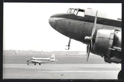 Fotografie Flugzeug Douglas DC-3 auf einem Flugahfen Vorfeld