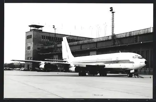 Fotografie Flughafen Berlin-Tempelhof, Flugzeug Boeing 707 mit Tower und Hangar