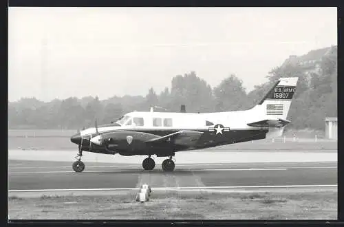 Fotografie Flugzeug Beechcraft U-21der US Army Kennung 15907 auf dem Flughafen Berlin-Tempelhof