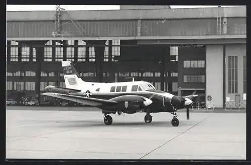 Fotografie Flughafen Berlin-Tempelhof, Flugzeug Beechcraft U-21 US Army Kennung 18010 vor einem Hangar