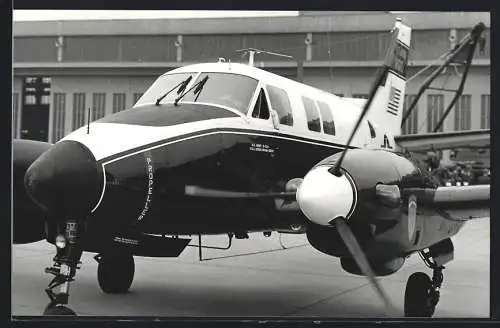 Fotografie Flughafen Berlin-Tempelhof, Flugzeug Beechcraft U-21 der US Army auf dem Flughafen Vorfeld