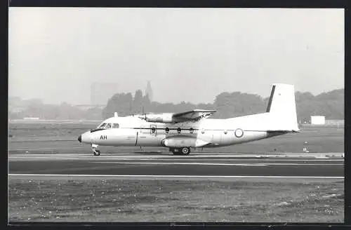 Fotografie Flughafen Berlin-Tempelhof, Flugzeug Hochdecker auf dem Taxiway