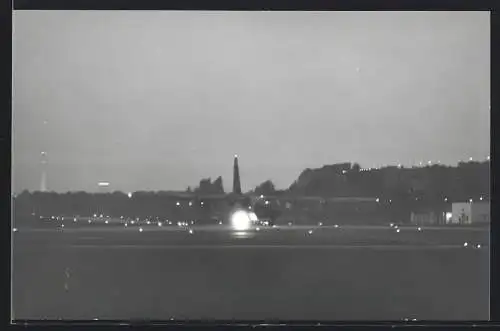 Fotografie unbekannter Fotograf, Ansicht Berlin-Tempelhof, Flugzeug Lockheed C-130 Hercules, Fernsehturm im Hintergrund