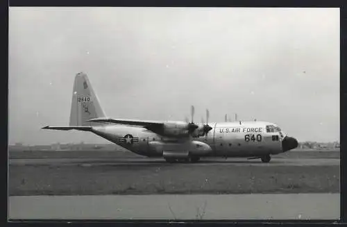Fotografie Flughafen Berlin-Tempelhof, Flugzeug Lockheed C-130 Hercules, USAF Transportmaschine Nr. 640 Kennung 12640