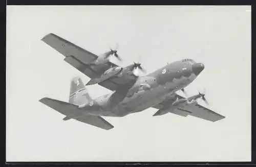 Fotografie Flugzeug Lockheed C-130 Hercules, USAF Transportmaschine Kennung 18569 über Tempelhof