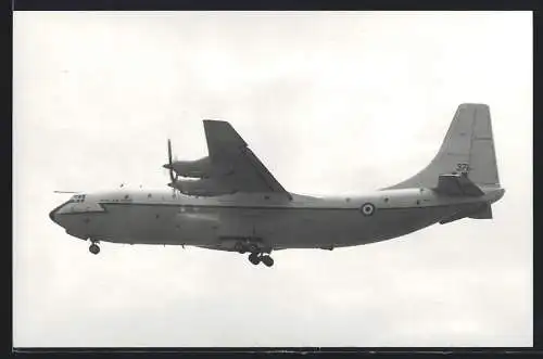 Fotografie Flugzeug Short Belfast C1 Encelius, Transportmaschine der Royal Air Force Kennung XR371 über Gatwick